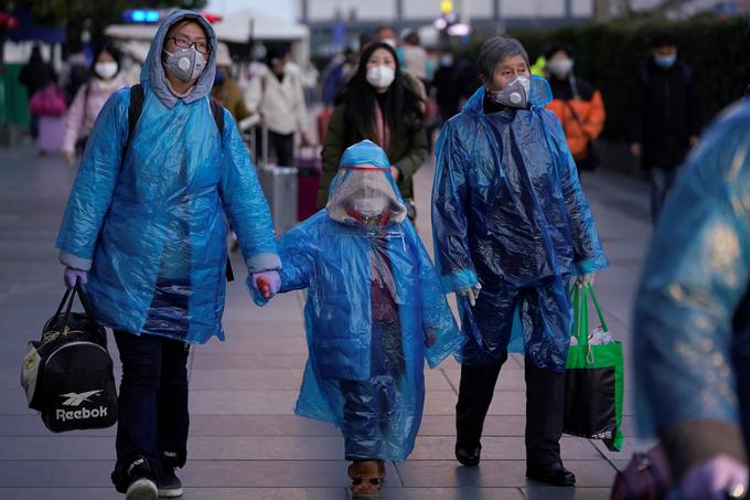 Če so podnebni aktivisti zahtevali, da se človeštvo čim bolj odreče plastičnim izdelkom (od plastičnih vrečk do plastičnih slamic), je zdaj plastika postala zaščita pred širjenjem ubijalskega virusa. | Foto: Reuters