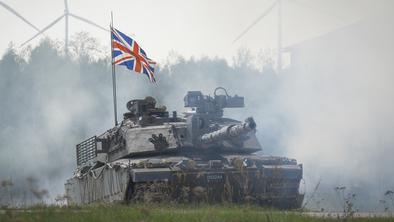 Rusi na robu živčnega zloma: "Britanski tanki iz Estonije gredo nad Sankt Peterburg"
