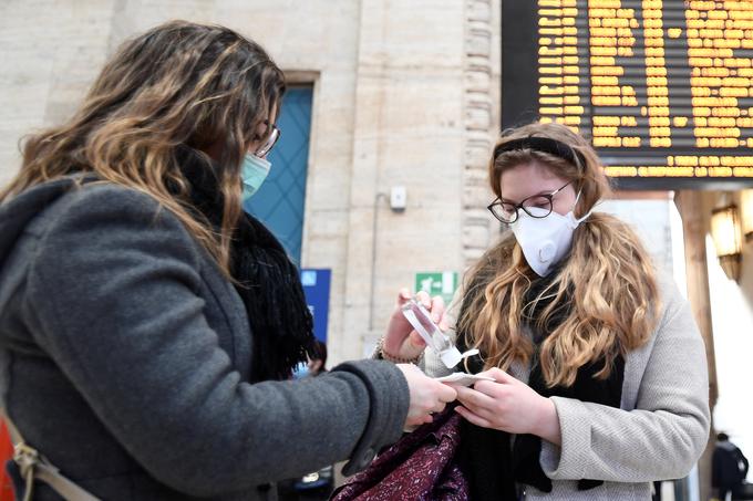 Zaradi koronavirusa vse več Italijanov nosi zaščitne zdravstvene maske. | Foto: Reuters