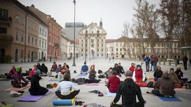 Joga sredi Kongresnega trga