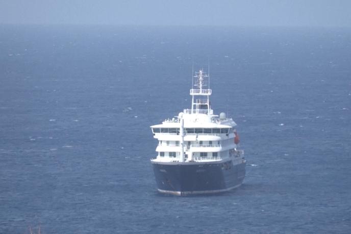 MV Hondius, križarka, hantavirus, okužba, WHO | Križarka Hondius je pred nekaj tedni odplula iz Argentine na Zelenortske otoke. Na krovu so nato zabeležili smrtne žrtve, povezane z domnevnim izbruhom hantavirusa. Ta se običajno širi z glodavcev prek njihovih iztrebkov, sline ali urina in lahko povzroči hudo obolenje dihal. | Foto Reuters
