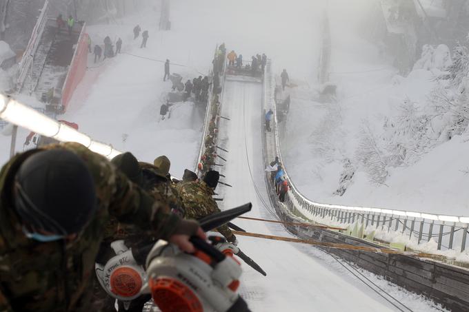 Vojska je pomagala razpihavati zaletno stezo na preizkusu letalnice. | Foto: Bobo