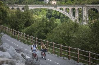 S kolesi in letečo lisico na druženje s smaragdno Sočo #video