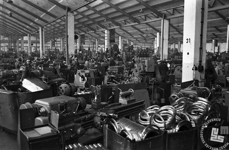 V začetku so proizvajali tudi avtomobilske prikolice, ventilatorje za rudnike, avtomobilske kompresorje in drugo. (Podjetje TAM, leto 1954. Foto: neznan, arhiv: Muzej novejše zgodovine Slovenije) | Foto: Muzej novejše zgodovine Slovenije