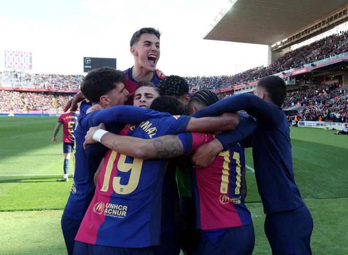 Veselje nogometašev Barcelone po zadetku Raphinhe v 98. minuti, s katerim so Katalonci še povišali prednost pred zasledovalci. | Foto: Reuters