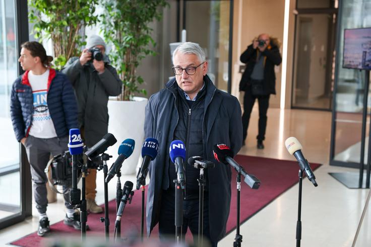Prvak SD Matjaž Han je ob prihodu dejal, da ne izključuje možnosti predčasnih volitev. | Foto: Bojan Puhek