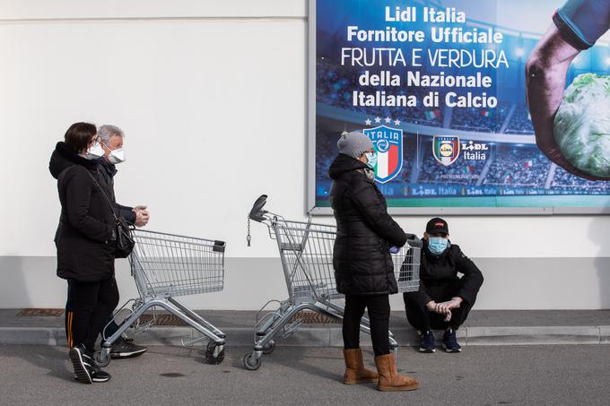 Strah pred širitvijo koronavirusa je tako razširjen, da Italijani v trgovinskih središčih ne nakupujejo več brez zaščitnih mask. | Foto: Guliverimage/Getty Images
