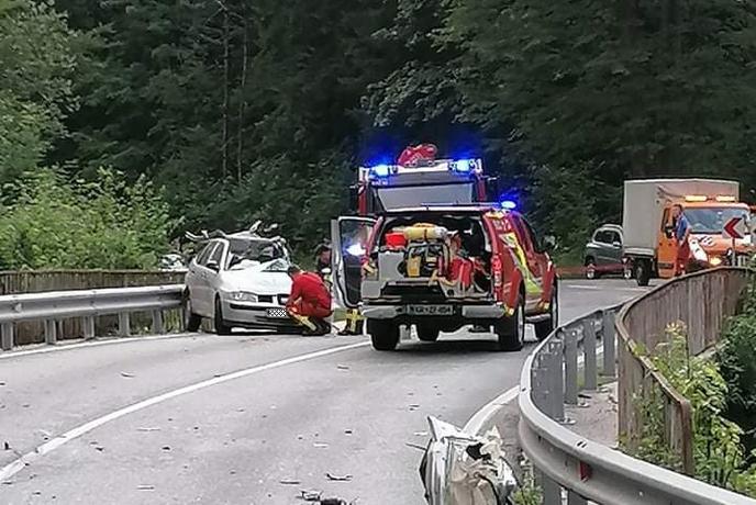 Policisti iščejo očividce nesreče, ki je zaprla cesto do Bohinja #foto