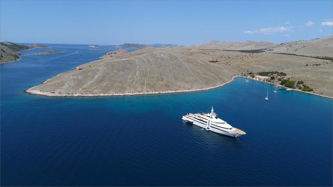 Luksuzno plovilo, zgrajeno leta 2009, največ pluje med hrvaškimi otoki in po Sredozemlju. | Foto: Profimedia