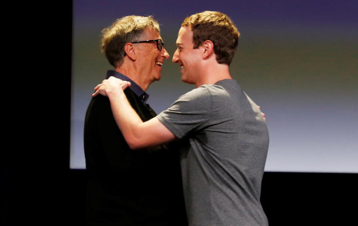 Bill Gates, Mark Zuckerberg | Billu Gatesu (levo) je pred dvema desetletjema njegov Microsoft uspelo ubraniti pred prisilno razdelitvijo, ki jo je zaradi monopolnih praks zahtevalo ameriško pravosodje. Kmalu bo na potezi morda tudi Mark Zuckerberg (desno), ustanovitelj in direktor Facebooka, ki se v zadnjem času ob obtožbah o monopolizmu spopada tudi s poplavo kritik zaradi nezadostnega varovanja osebnih podatkov uporabnikov družbenega omrežja in nudenja platforme tistim, ki širijo lažne novice. | Foto Reuters