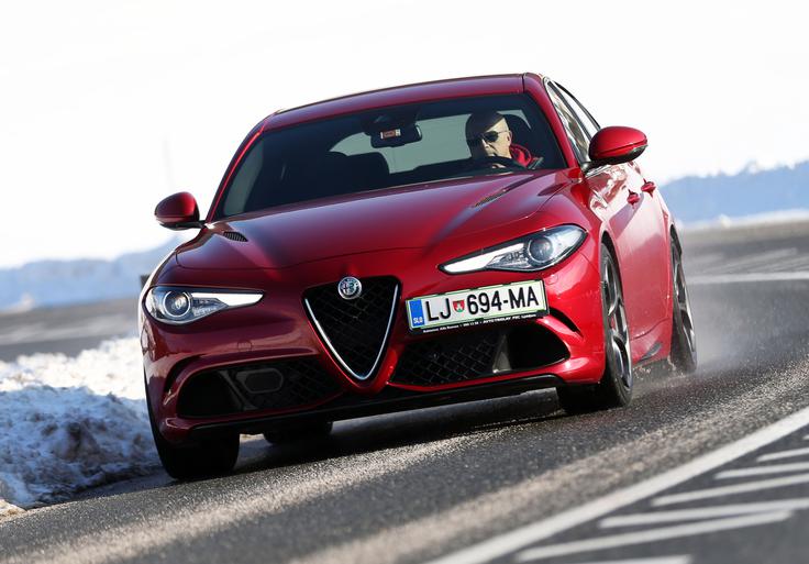 Alfa romeo giulia bi v svoji najzmogljivejši različici quadrifoglio na nemški avtocesti lahko v zadrego spravila vozila BMW, Mercedes in Audi. Alfa namreč preseže hitrost 300 kilometrov na uro. | Foto: Gregor Pavšič