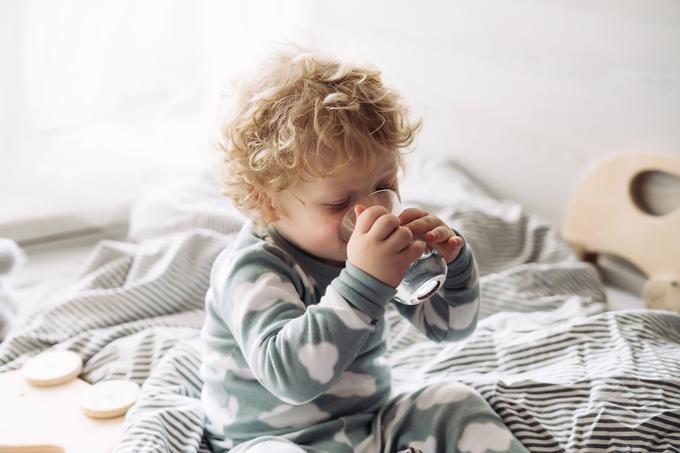pitje voda otrok | Foto: Shutterstock
