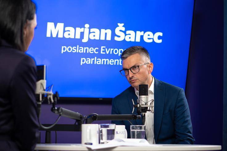 Šarec je kritičen do hitrosti evropskih institucij: "Odzivni čas je pogosto prepočasen. Ko je neka grožnja že zaznana, smo še vedno v fazi oblikovanja odzivnih načrtov. To moramo izboljšati, če želimo ostati relevantni. Sodobni konflikti se ne odvijajo več le na bojiščih, temveč tudi v glavah ljudi – preko informacij, dvomov, laži in manipulacij. Temu se moramo upreti z znanjem, resnico in trdno evropsko držo." | Foto: Liam Toni Šironjič