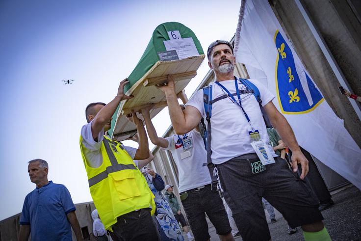 Krste bodo počakale v masalli, molilnici, kjer danes poteka zadnje slovo od sedmih žrtev genocida. | Foto: Ana Kovač