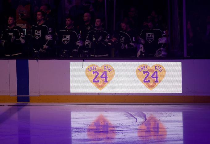 Na hokejski tekmi je bilo vse v znamenju rumenega srca s številkama 24 in 8. | Foto: Guliverimage/Getty Images
