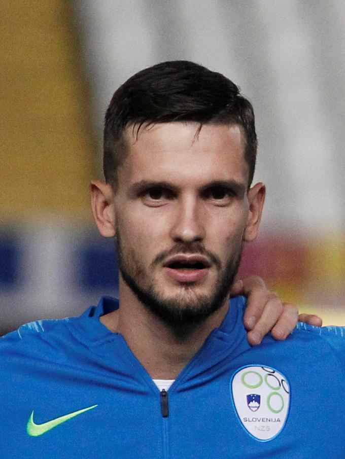 Petar Stojanović na tekmi proti Makedoniji upa na čim večjo podporo navijačev. | Foto: Reuters