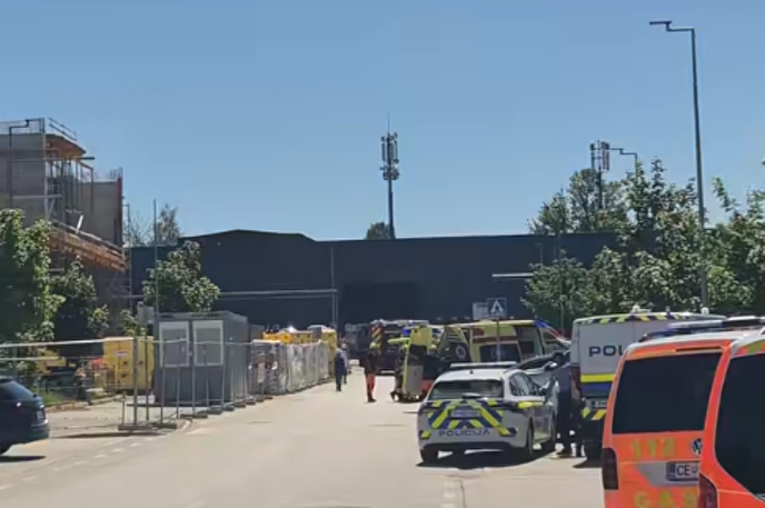 Velenje | Po poročanju Radia Velenje se je porušil gradbeni oder.  | Foto Radio Velenje/FB