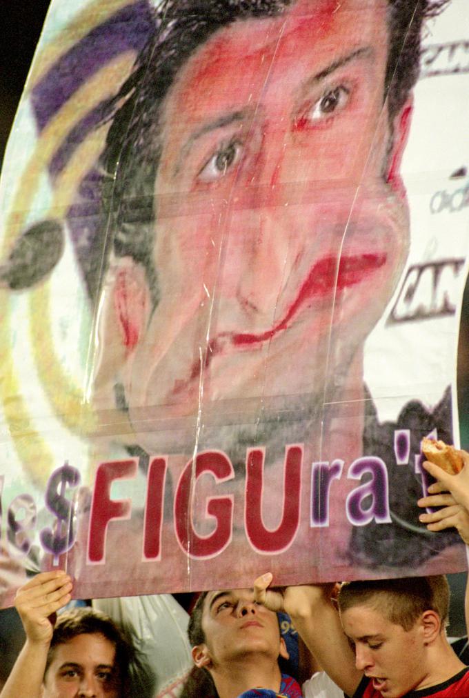 Luis Figo je leta 2000 poskrbel za enega najbolj kontroverznih prestopov v zgodovini nogometa in z njim močno razjezil navijače Barcelone. | Foto: Getty Images