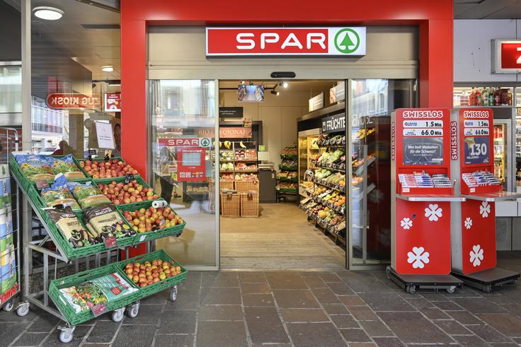 Spar Švica ima več kot 360 trgovin in približno 1.600 zaposlenih. Na fotografiji: vhod v eno od Sparovih trgovin v Švici. | Foto: Guliverimage