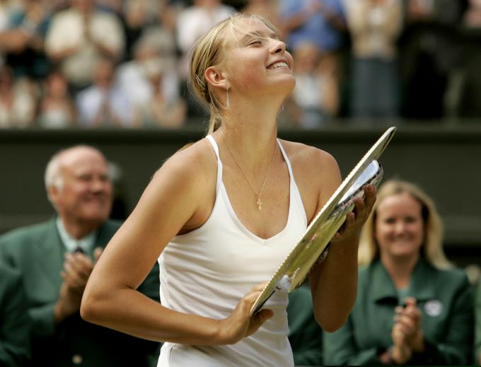 Marija Šarapova je na turnirju v Wimbledonu zmagala pri 17 letih. | Foto: Reuters