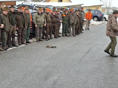 Bizaren lovski ritual ob ubitem racaku #video