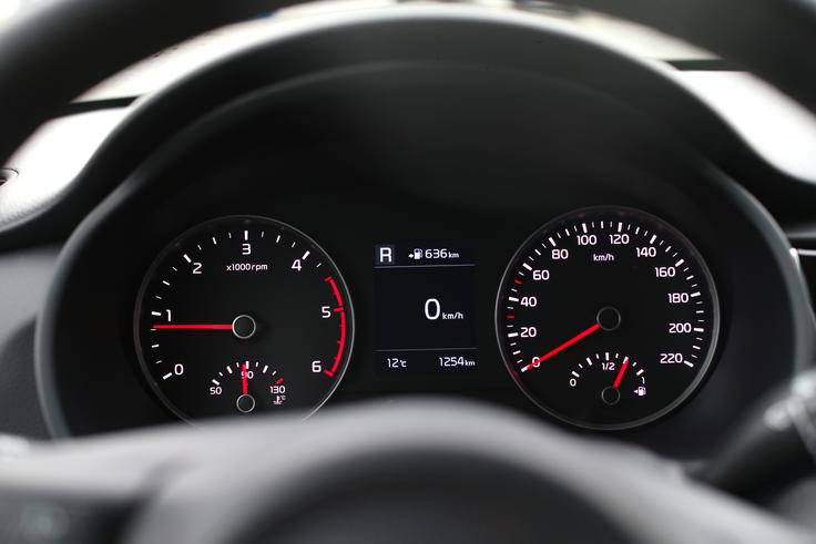 Prva vožnja kia rio Sprva bo imel rio le pet- ali šeststopenjske ročne menjalnike, pozneje pa bo v ponudbi tudi samodejni menjalnik. Prihodnje leto Kia načrtuje tudi ria s bolj športno poudarjeno opremo GT Line, v prihodnje mu bodo predvidoma vgradili tudi še močnejši motor. | Foto: Gregor Pavšič