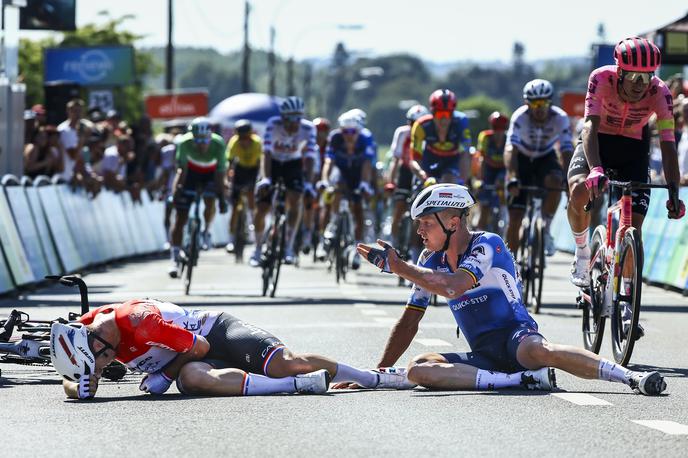 Dylan Groenewegen Tim Merlier | Dylan Groenewegen si je pri padcu zaradi trčenja s Timom Merlierjem zlomil ključnico in je žal že končal dirko Renewi Tour. | Foto Reuters