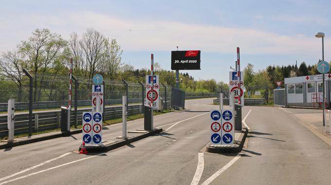 Dostop do steze le prek avtomatiziranih zapornic, ki se odprejo na podlagi kode QR na voznikovi mobilni napravi. | Foto: Nürburgring Nordschleife