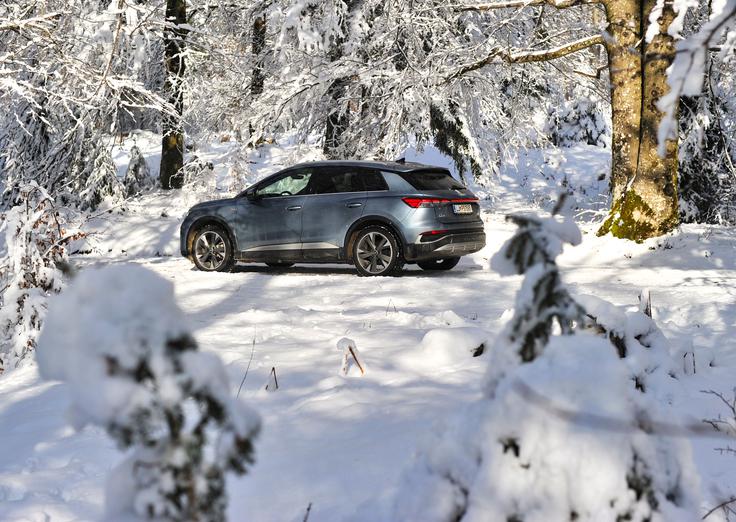 Čeprav se na cesti kaže kot klasični audi, je s svojimi linijami pritegnil veliko pogledov mimoidočih. Očitno je Q4 tak avtomobil, ki ljudi še kako zanima. | Foto: Gregor Pavšič