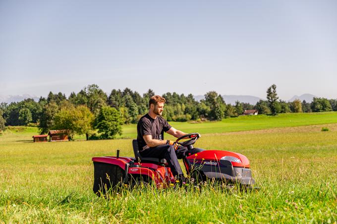 Vrtni traktor olajša košnjo trave, še posebej na velikih travnatih površinah. | Foto: Eurogarden