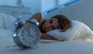V času izolacije slabo spite? To so triki za boljši spanec.