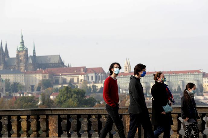 Češka koronavirus | Na Češkem z 10,7 milijona prebivalcev je doslej polno cepljenih 57 odstotkov ljudi. | Foto Reuters