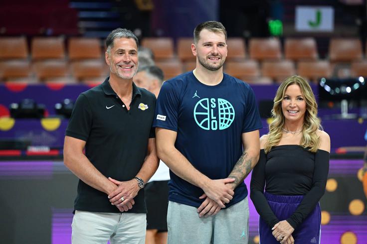 Luka Dončić v družbi generalnega menedžerja Roba Pelinke in Jeanie Buss | Foto: Guliverimage