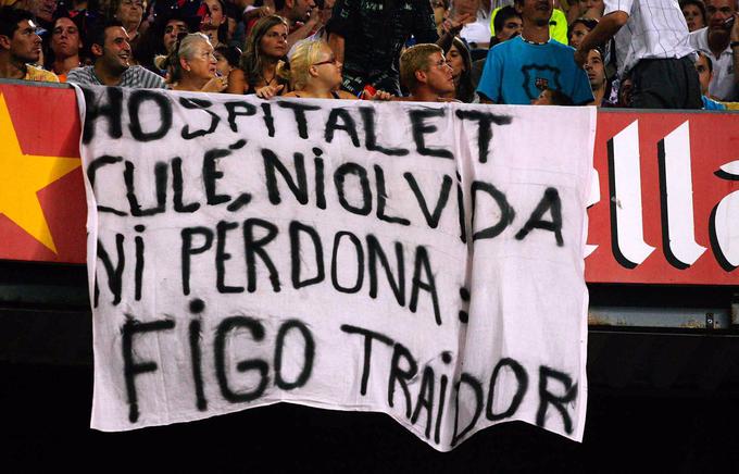 Ko je Figo leta 2007 gostoval na Camp Nouu z milanskim Interjem, ga je pričakal transparent z zgovorno vsebino: ''Nikoli ne bomo tega pozabili, nikoli ti ne bomo odpustili. Izdajalec.'' | Foto: Guliverimage/Vladimir Fedorenko
