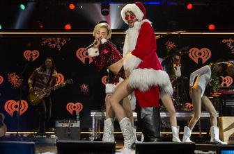 Miley tverka v hlačkah ob Božičku (foto in video)