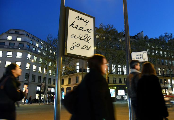 Celine Dion je s plakati v Parizu in čustveno objavo s skrivnostnim stavkom na enem od družbenih omrežij podžgala najnovejša ugibanja o vrnitvi na glasbene odre. | Foto: Profimedia