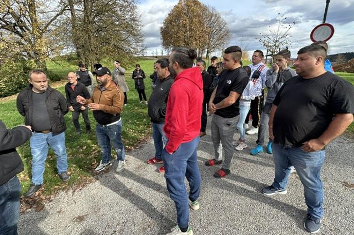 Shod predstavnikov romske skupnosti v Črnomlju | Zbrani so izrekli sožalje družini pokojnega Novomeščana Aleša Šutarja. | Foto STA