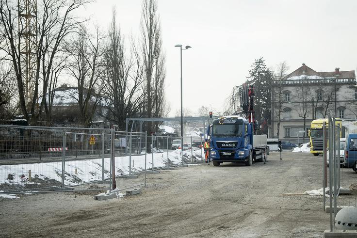 Delovni stroji so postavljeni tudi na parkirišču pred Nuk II. | Foto: Ana Kovač