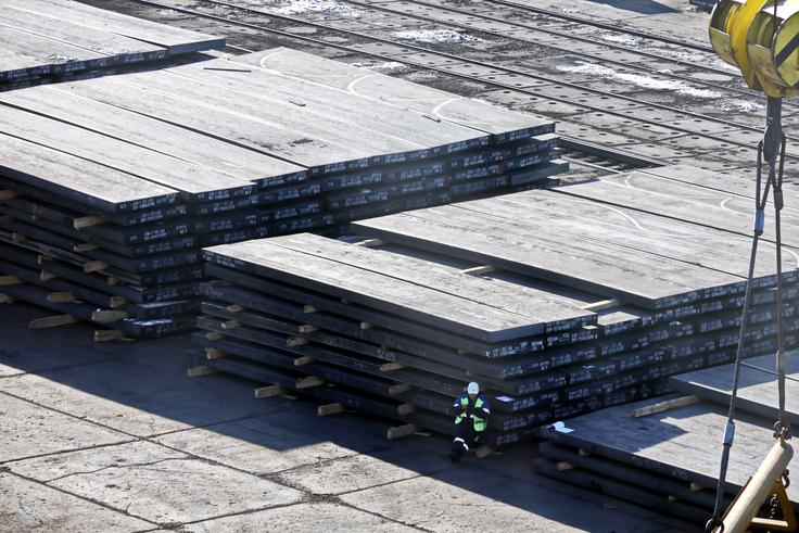 Jeklo v enem od ruskih pristanišč čaka na nalaganje na tovorno ladjo.  | Foto: Shutterstock