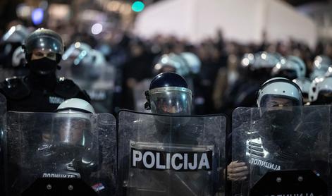 V Beogradu spet vre: v podporo novinarjem se je zbrala večja množica