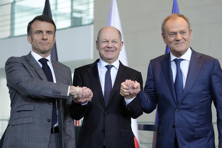 Nova nemška koalicija želi okrepiti vlogo Weimarskega trikotnika, povezave med Nemčijo, Francijo in Poljsko. Na fotografiji: francoski predsednik Emmanuel Macron, nemški kancler Olaf Scholz in poljski premier Donald Tusk. | Foto: Guliverimage