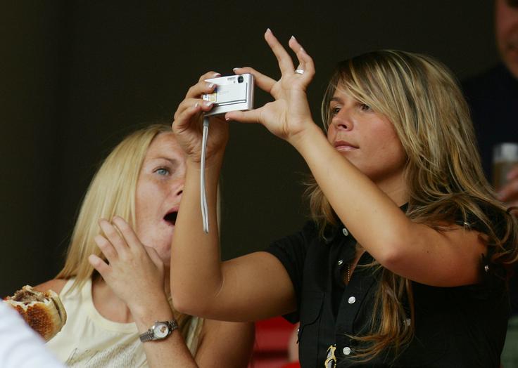 Coleen McLoughlin, takratno dekle, danes pa žena Wayna Rooneyja, na tekmi proti Trinidadu in Tobagu v Nürnbergu. | Foto: Reuters