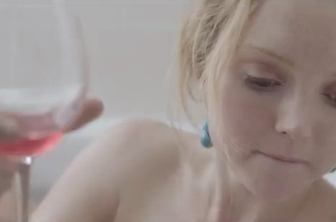 Lily Cole se je razgalila v videospotu