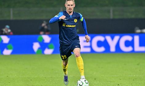 V živo: Preobrat v šestih minutah! Karničnik s 30 metrov zadeva za vodstvo!