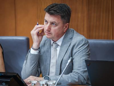 Predsednik odbora DZ za gospodarstvo zavrnil zahtevo za sklic seje o poslancu Mijiču