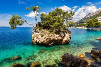 Hrvati besnijo na vplivneže, ki plezajo na zaščiteno skalo in uničujejo vegetacijo