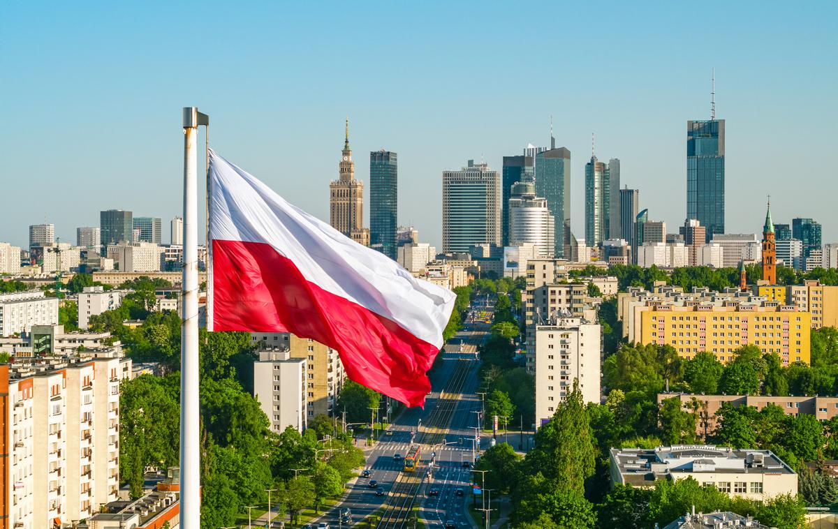 Varšava, Poljska, zastava | Volišča na Poljskem bodo danes odprta od 7. do 21. ure. Analitiki pričakujejo visoko volilno udeležbo. | Foto Shutterstock
