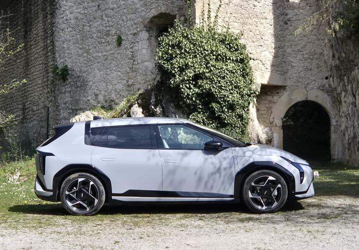 150 kilovatov lahko potegne elektromotor iz baterije s kapaciteto 81,4 kilovatne ure (bruto). Stotico doseže v 7,9 sekunde, največja hitrost je omejena na 170 kilometrov na uro. | Foto: Aleš Črnivec
