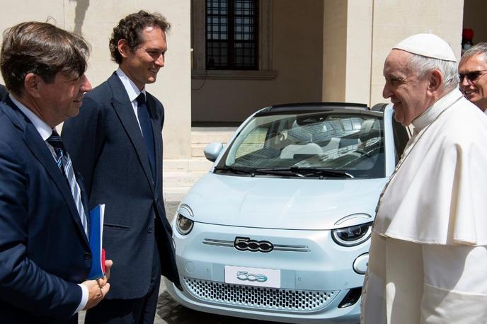 Fiat 500 electric Papež Benedikt | Ko sta glavna direktorja Stellantisa 24. maja obiskala Rim sta takrat opravila tudi sestanek z italijanskim premierjem. Po poročanju italijanskih medijev se sestanek ni zaključil dobro. | Foto Stellantis