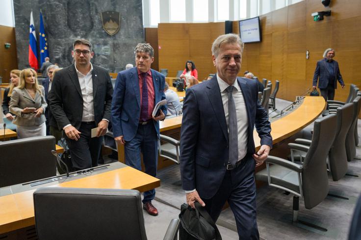 V preteklosti se je že zgodilo, da je parlament vodil poslanec opozicije. Igor Zorčič je namreč med mandatom izstopil iz koalicije, a tisti, ki so ga želeli razrešiti, niso zbrali dovolj glasov za to. "Jasno pa je bilo sporočilo tudi takrat, da je seveda predsednik parlamenta pozicijska funkcija," je spomnil Sajovic. | Foto: STA